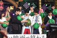 ほかのキャストが風船のスイカを持つ中、1人だけ本物のスイカを渡された飯島寛騎（中央）。