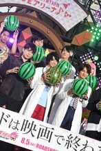 1人だけ本物のスイカを渡され、子供たちから「がんばれ永夢ー！」と応援された飯島寛騎（前列中央）。