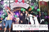 登壇者たちを撮影するブラザートム。