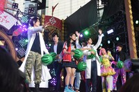 観客に手を振るキャストたち。