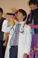 「俺は……世界で一番の……ドクターだ！」とセリフを披露する瀬戸利樹。