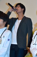 「お前たちは最高のモルモットだー！」とセリフを披露する岩永徹也。