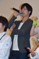 観客に「よろしく！」と言う岩永徹也。