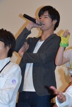 観客に「よろしく！」と言う岩永徹也。