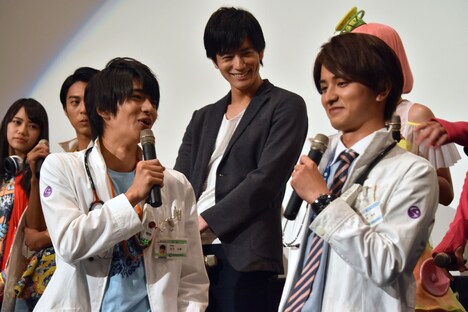 話がまとまらなくなってしまった瀬戸利樹（右）のトークを引き継ぐ飯島寛騎（左）。