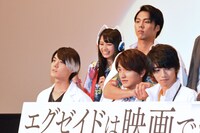 瀬戸利樹にちょっかいを出す小野塚勇人（後列右）。