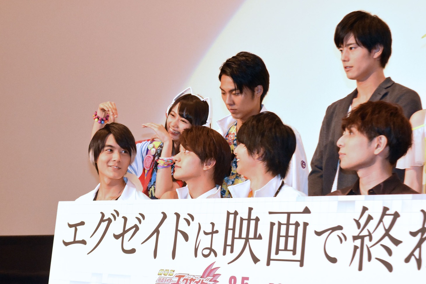 松本享恭にちょっかいを出す黒崎レイナ（後列左）。