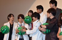 スイカの風船で遊ぶキャストたち。