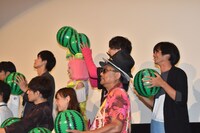 スイカの風船で遊ぶキャストたち。