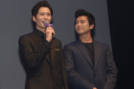 岡田将生(左)の挨拶中、じっと視線を送る新田真剣佑(右)。