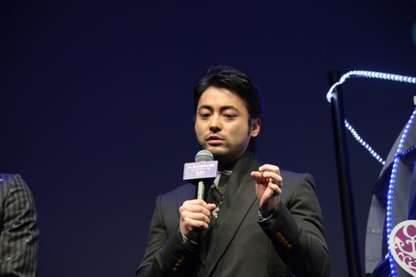 石について説明する山田孝之。