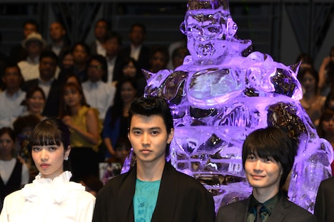 「ジョジョの奇妙な冒険 ダイヤモンドは砕けない 第一章」ジャパンプレミアにて、左から小松菜奈、山崎賢人、神木隆之介。