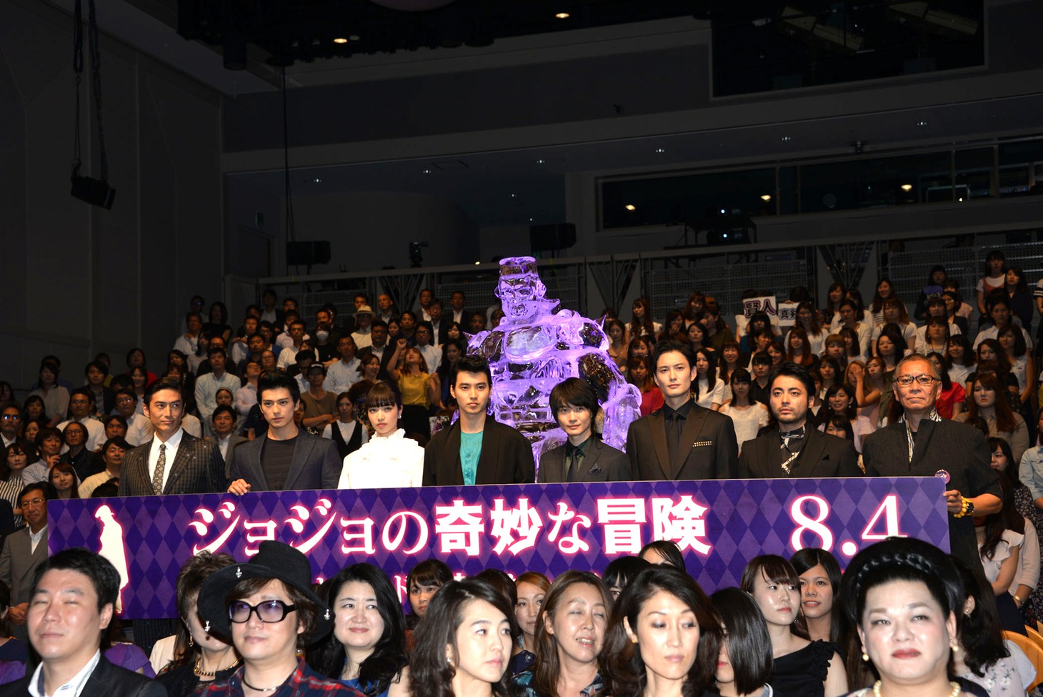 「ジョジョの奇妙な冒険 ダイヤモンドは砕けない 第一章」ジャパンプレミアの様子。左から伊勢谷友介、新田真剣佑、小松菜奈、山崎賢人、神木隆之介、岡田将生、山田孝之、三池崇史監督。