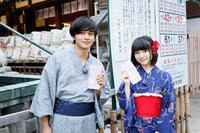 左から北村匠海、浜辺美波。