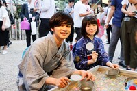 左から北村匠海、浜辺美波。