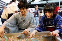 スーパーボールすくいで対決する北村匠海（左）と浜辺美波（右）。