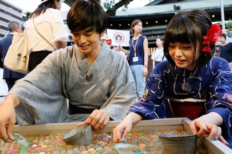 スーパーボールすくいで対決する北村匠海（左）と浜辺美波（右）。