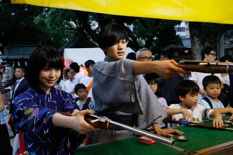 射的で対決する浜辺美波（左）と北村匠海（右）。