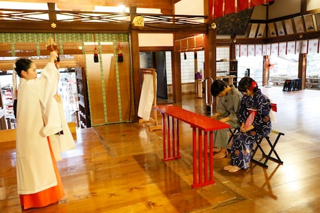 祈祷を受ける北村匠海と浜辺美波。