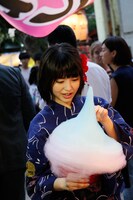 対決に勝利し、わたあめを手に入れた浜辺美波。