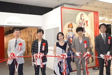 テープカットの様子。