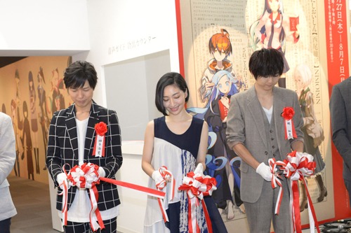 テープカットの様子。左から神谷浩史、坂本真綾、梶裕貴。