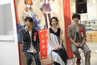 左から神谷浩史、坂本真綾、梶裕貴。