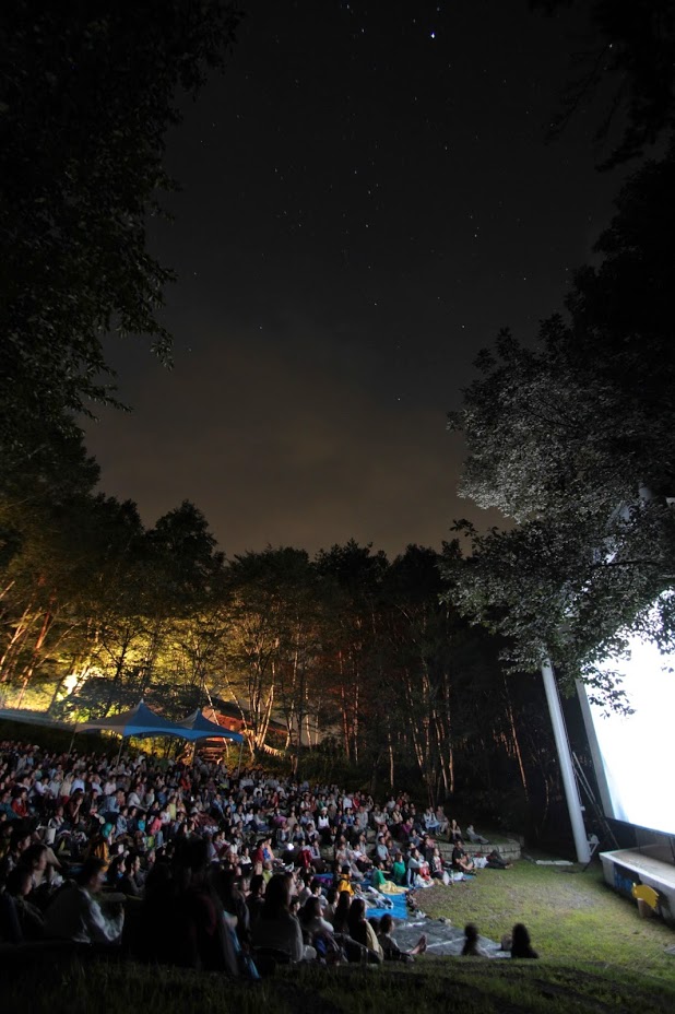 「星空の映画祭」過去のイベントの様子。