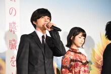 左から北村匠海、浜辺美波。
