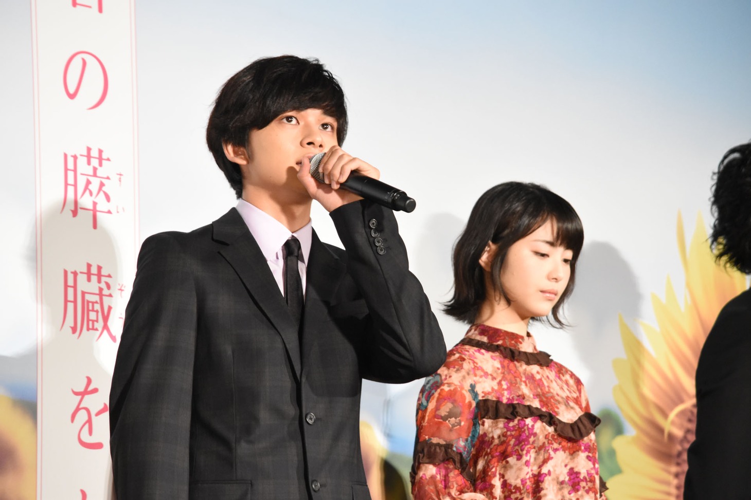 左から北村匠海、浜辺美波。