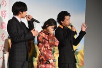 雨が降っていないにも関わらず「お足元の悪い中……」と言ってしまい、小栗旬（右）から訂正される北村匠海（左）。