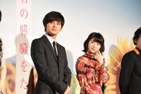 左から北村匠海、浜辺美波。