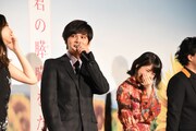 左から北村匠海、浜辺美波。