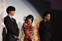 記録映像を観るキャストたち。