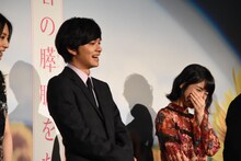記録映像を観る北村匠海（左）、浜辺美波（右）。