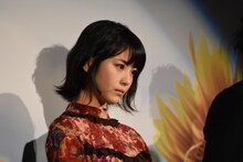 記録映像を観て目を潤ませる浜辺美波。