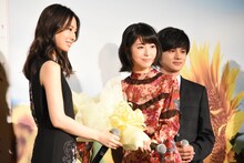 北川景子（左）から花束を渡される浜辺美波（右手前）。