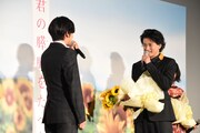 小栗旬（右）から花束を渡される北村匠海（左）。