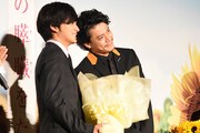 小栗旬（右）から花束を渡される北村匠海（左）。