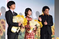 左から北村匠海、浜辺美波、小栗旬。