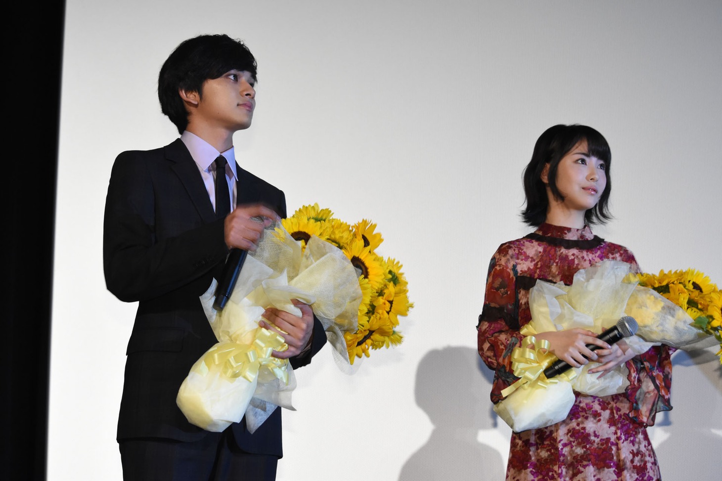 左から北村匠海、浜辺美波。