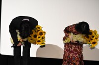 舞台袖で最後までお辞儀していた北村匠海（左）、浜辺美波（右）。