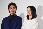 左から白石隼也、桜田ひより。