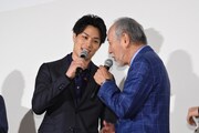 左から鈴木伸之、村井國夫。