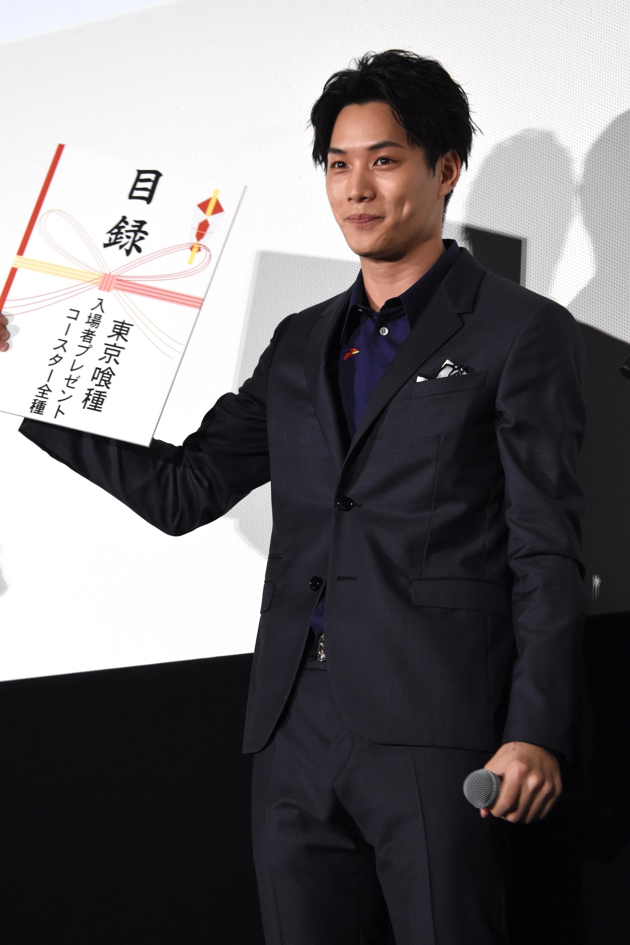目録を掲げる鈴木伸之。