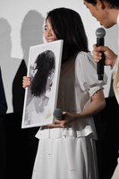 石田スイによるイラストを受け取った桜田ひより。