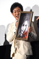 石田スイによるイラストを受け取った大泉洋。