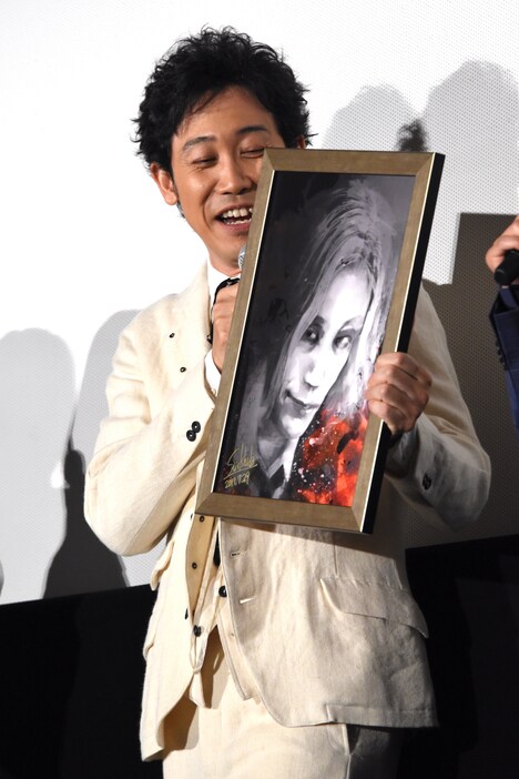 石田スイによるイラストを受け取った大泉洋。