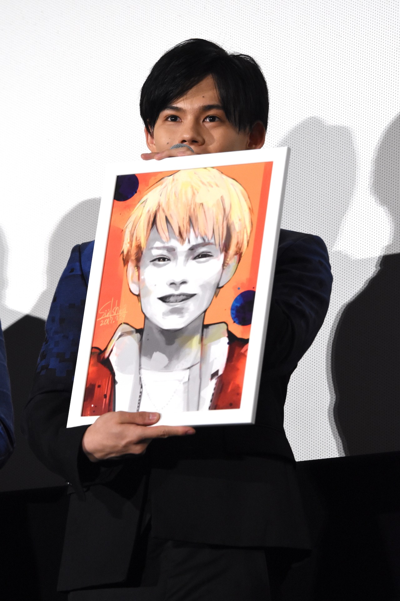 石田スイによるイラストを受け取った小笠原海。