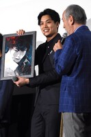 石田スイによるイラストを受け取った鈴木伸之。